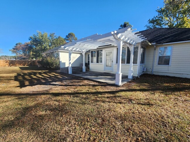 Building Photo - Spacious 4BR Home with New LVP Flooring an...