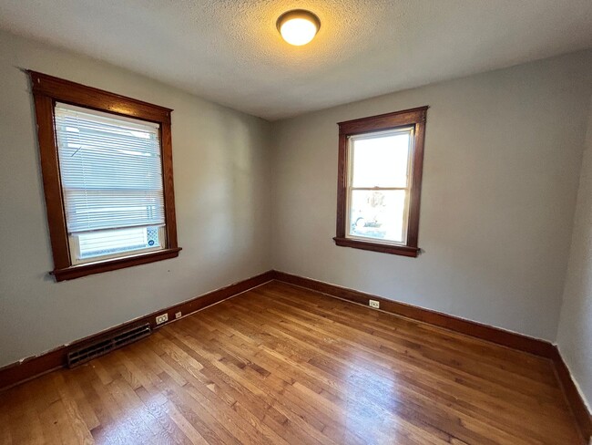 Building Photo - Cozy 2 Bedroom Home in Manchester Availabl...