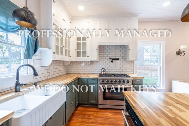 Building Photo - 321 E Branch St