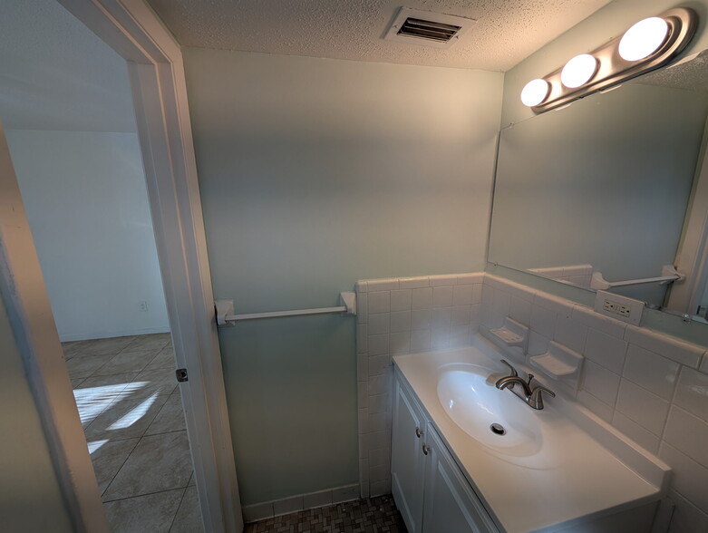 Building Photo - 2597 N Oleander Ave