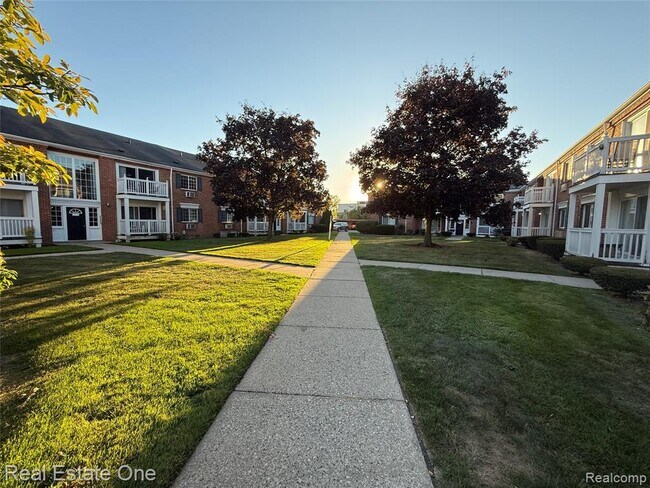 Building Photo - 2445 Torquay Ave