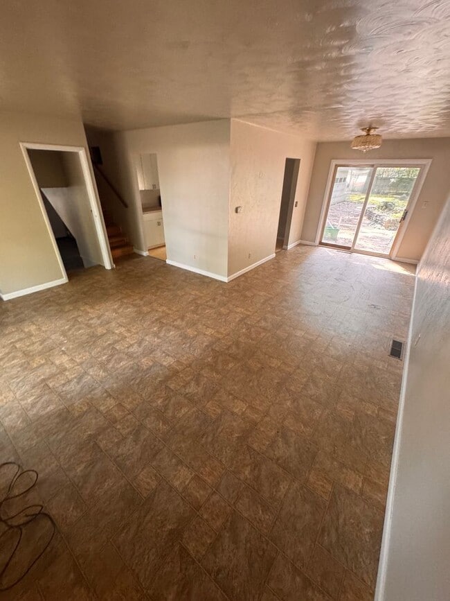 Building Photo - Beautiful 4 Bedroom 1.5 Bath HOUSE