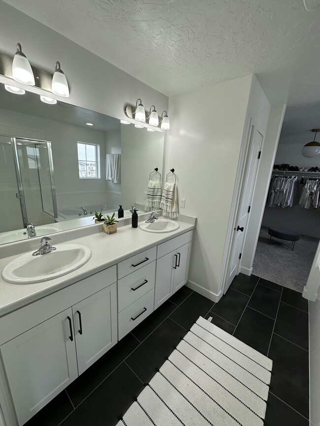 Building Photo - 3083 S Yellow Bill Dr