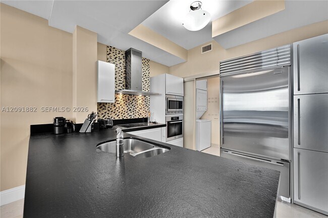 Building Photo - 18201 Collins Ave