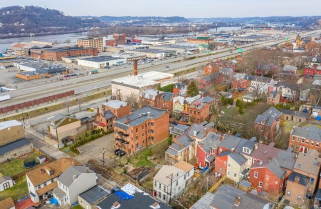 Building Photo - 3 Bedroom 1.5 Bath - Pittsburgh