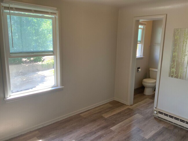 Building Photo - LOWER SOUTH HILL ONE BEDROOM CLOSE TO HUCKLEBERRY MARKET