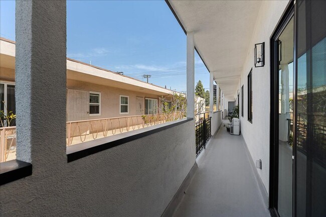 Building Photo - 652 Hayworth Ave