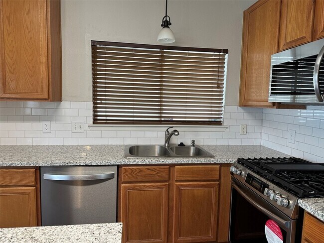 Building Photo - 3910 Mossy Pl Ln