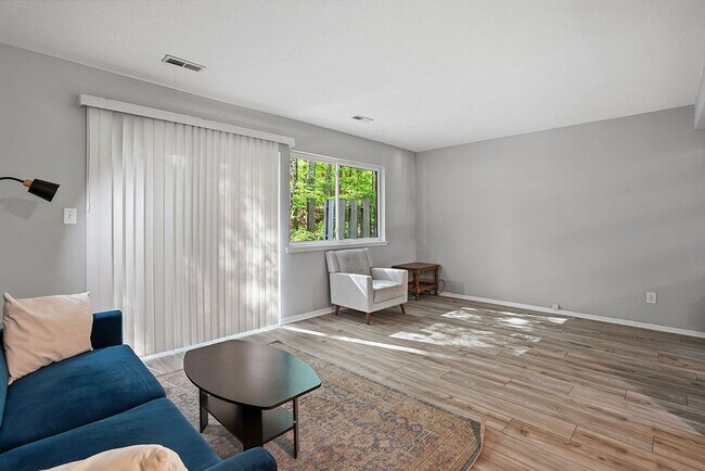 Building Photo - MINUTES to UNC!! 2 Bed 2.5 Bath Townhome - FURNISHED!  $500 Move in Incentive!