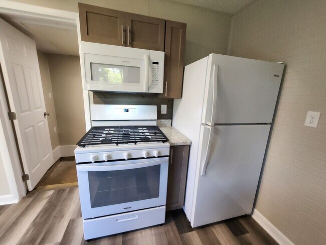 Building Photo - Spacious 3-Bedroom, 1-Bathroom Home AVAILA...