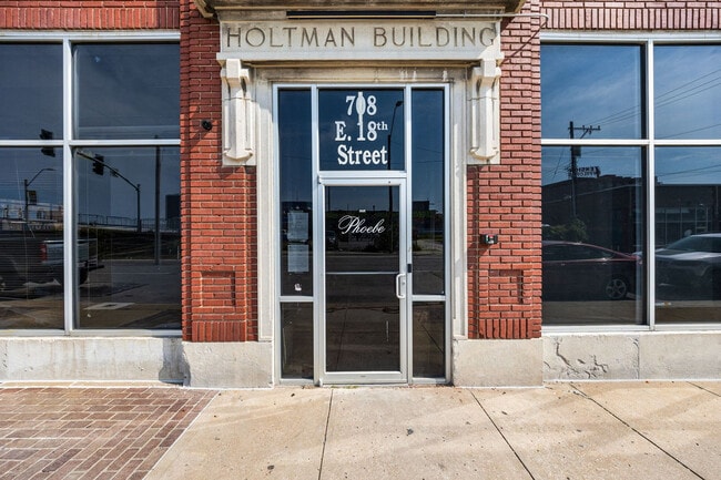 Building Photo - 708 E 18th St