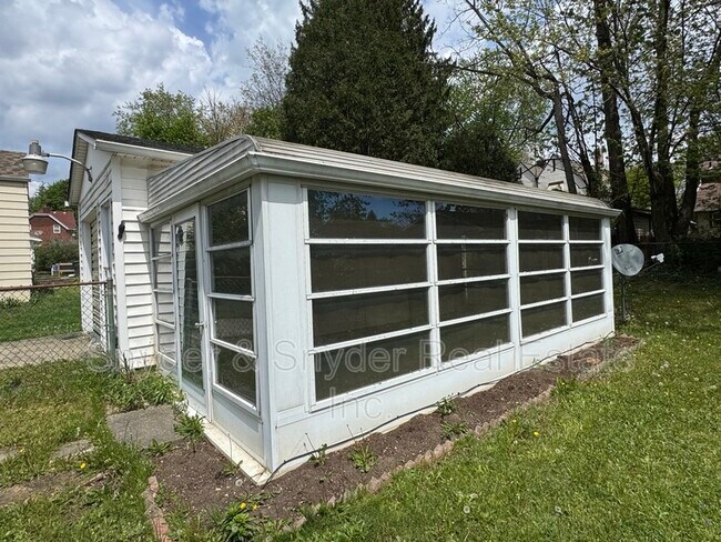 Building Photo - 349 St Leger Ave