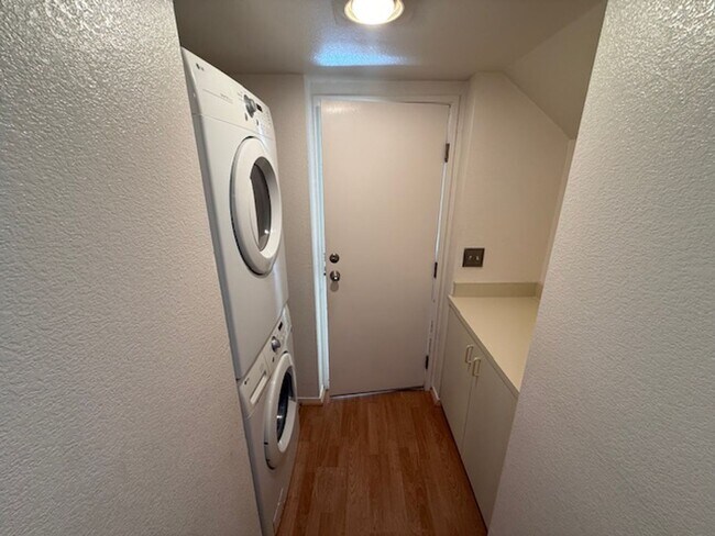 Building Photo - 2-Bedroom, 2-Bathroom Ground Level Condo in Hercules