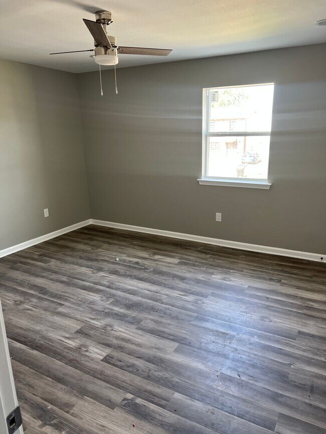 Building Photo - Newly Renovated 3 Bedroom 1.5 Bath