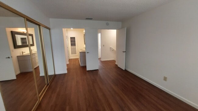 Building Photo - Spacious 4 bedroom, 3 bath home Tri-level in the Scottsdale East Area between Florin Rd and Gerbe...