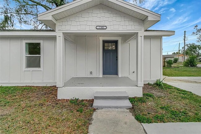 Building Photo - "Charming 2-Bed Duplex Retreat at 770 Scot...