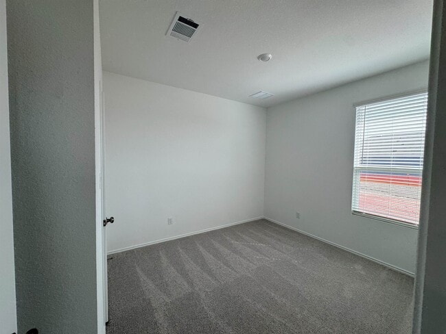 Building Photo - 203 Heritage Grv