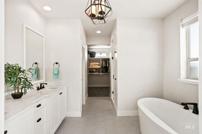 Building Photo - Stunning Modern Home Near NE Foothills | Mountain Views | Designer Finishes