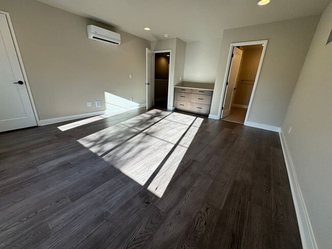 Building Photo - 4Bd/3.25Ba Kirkland Townhouse