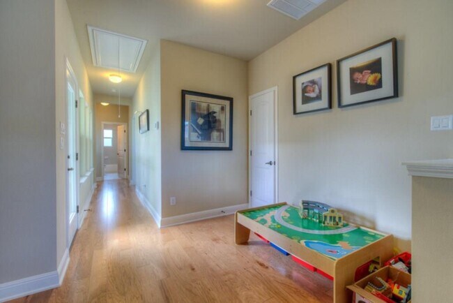 Building Photo - 4524 Ruiz St