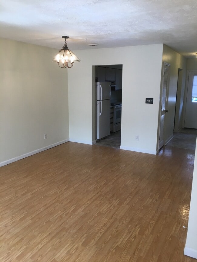 Building Photo - 2 Bedroom 1.5 bath for $1300 a month!
