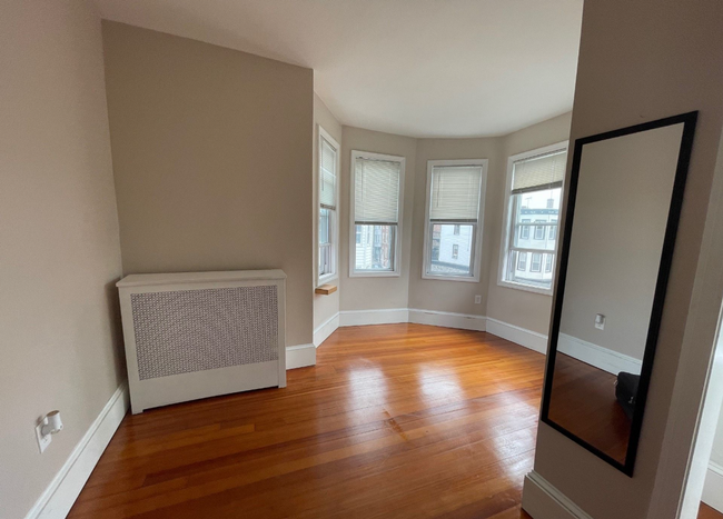 Building Photo - Beautiful 4 Bed Unit Right In East Boston