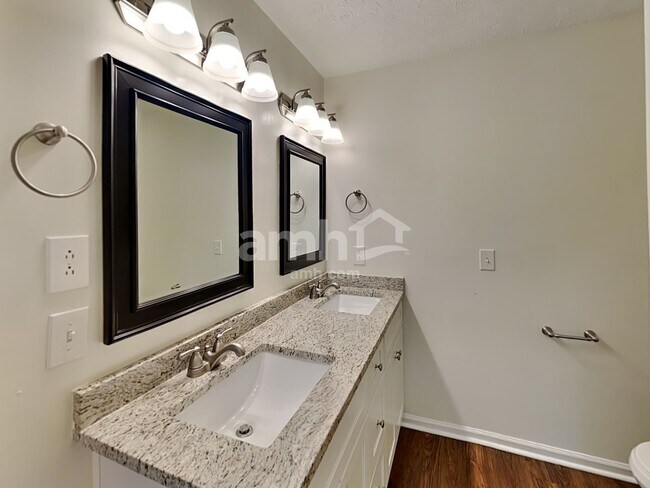 Building Photo - 1128 Eastwoods Dr