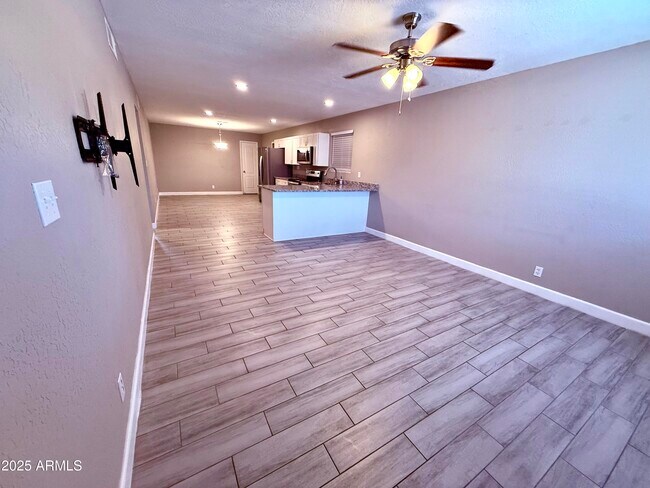 Building Photo - 937 N Wedgewood Dr