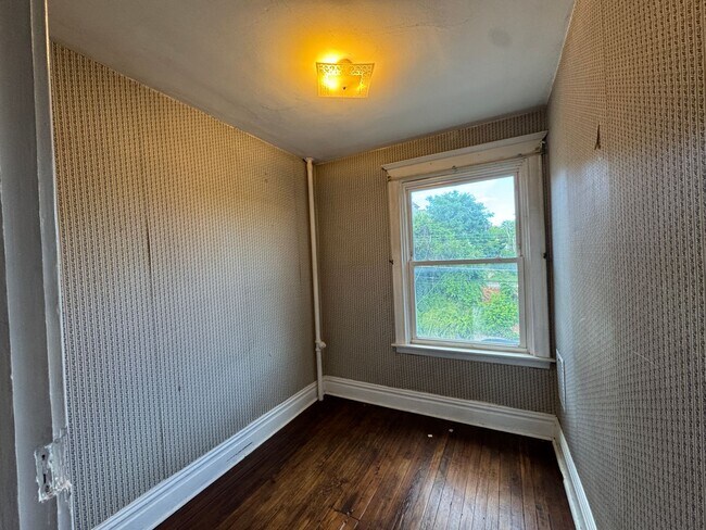 Building Photo - Pittsburgh, Mt. Washingtom Neighborhood- 3 Bedroom 1 Bath House, Yard