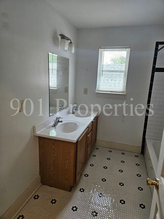 Building Photo - 975 Meda St
