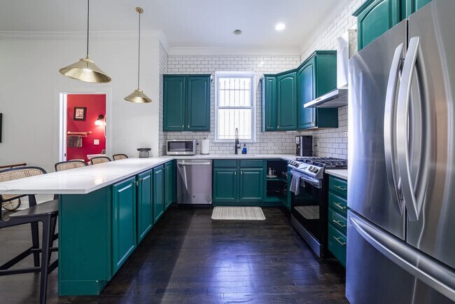 Building Photo - 2113 W Grand Ave