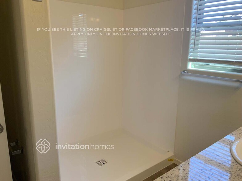 Building Photo - 10538 W Roanoke Ave