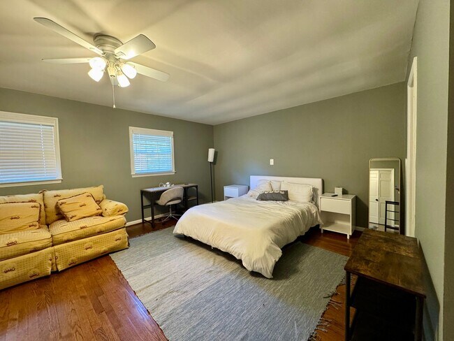 Building Photo - Fully Furnished 2 BR Townhouse in Chapel Hill – Utilities Included!