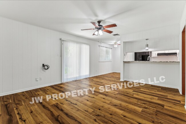 Building Photo - 2444 Somerset Dr