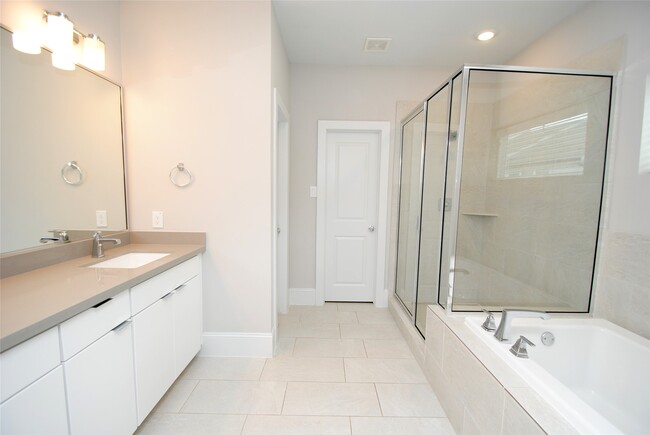 Building Photo - 1270 N Post Oak Rd