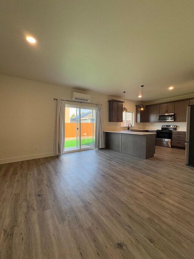 Building Photo - Peaceful Living Just Minutes from Town