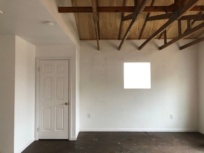 Building Photo - Cute, private, pet friendly 1 BD/ 1 bath h...