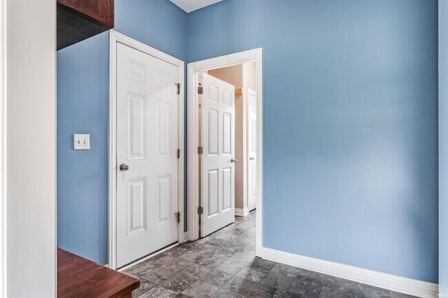 Building Photo - 625 Perolla Dr