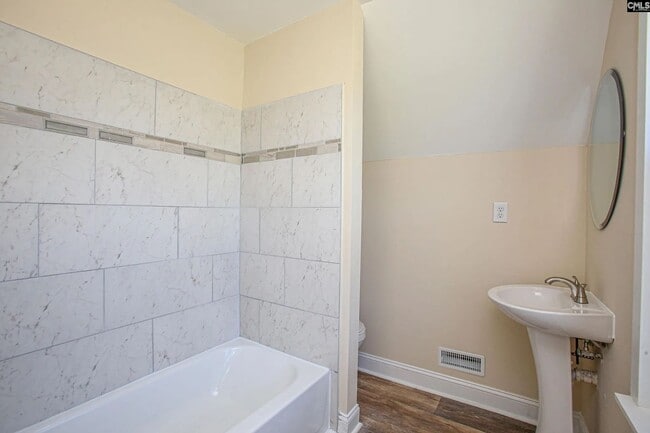 Building Photo - Charming 3-Bedroom Home in the Heart of Rosewood – Available July 2026!