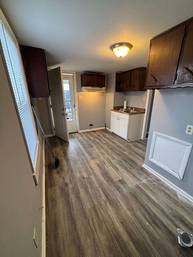 Building Photo - 122 Hayward St