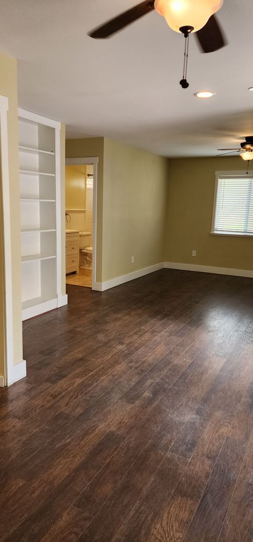 Building Photo - 882