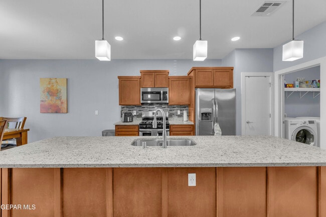 Building Photo - 12631 Mark Twain Ave