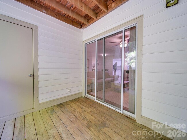 Building Photo - 1052 Churchill Downs Ct