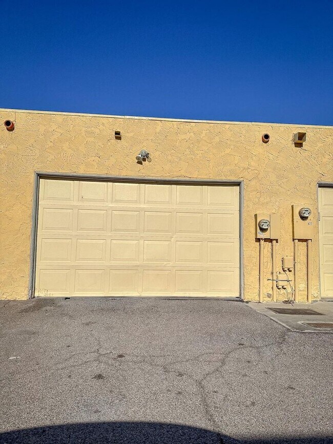 Building Photo - 423 Las Casitas Way
