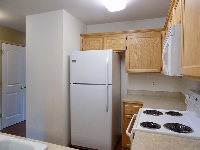 Building Photo - Roomy 2 Bedroom Condo With Washer & Dryer!...