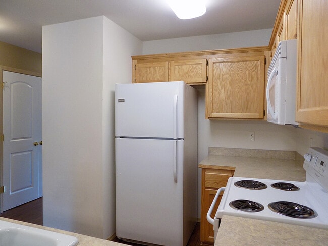 Building Photo - Roomy 2 Bedroom Condo With Washer & Dryer! ***Single Occupancy Only***