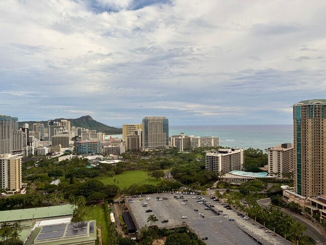 Building Photo - Luxury High-Floor Condo with Panoramic Ocean & Diamond Head Views | 2 Parking | Great Building Am...