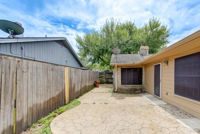 Building Photo - 10727 Sagewillow Ln