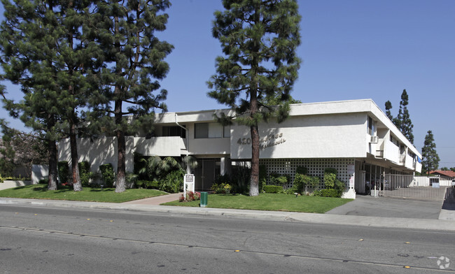 Primary Photo - Pinetree Apartments