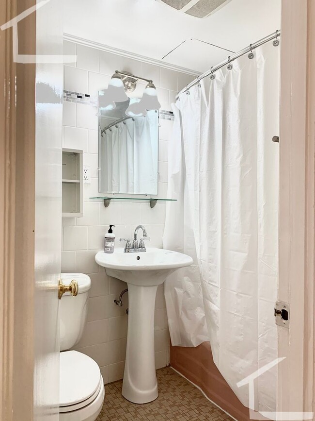Building Photo - 9/1 No Fee! Renovated 2BR in Washington Sq w/balcony, new kitchen!